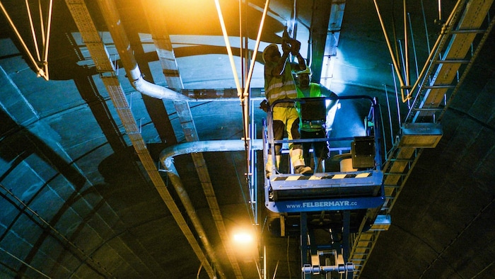 Im Mona-Lisa-Tunnel wird täglich in zwei Schichten gearbeitet, die Technik auf den neuesten ...