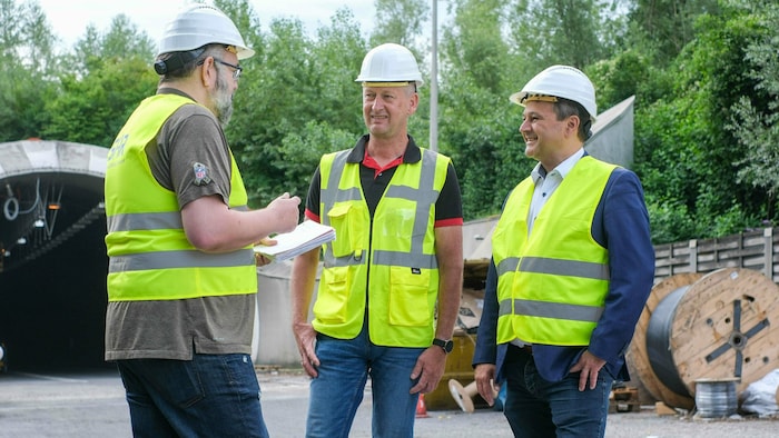 „Krone“-Redakteur Mario Ruhmanseder (l.) mit Projektleiter Christian Ganhör und Tiefbaudirektor ...