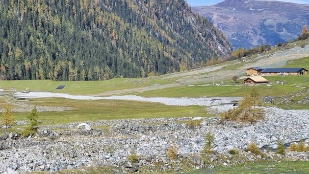 So könnte ein Schutzbau im Habachtal ausschauen - inklusive Wall und Ablauf für das Wasser (links). (Bild: Land Salzburg)