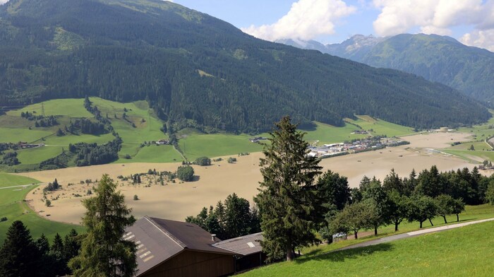 Der Blick auf das geflutete Mittersiller Gewerbegebiet im Juli 2021