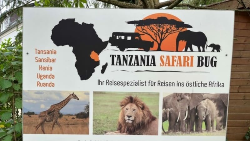 Ausgerechnet im Suchgebiet der Einsatzkräfte wird Werbung für eine Safari am afrikanischen Kontinent gemacht. (Bild: Christoph Engelmaier)