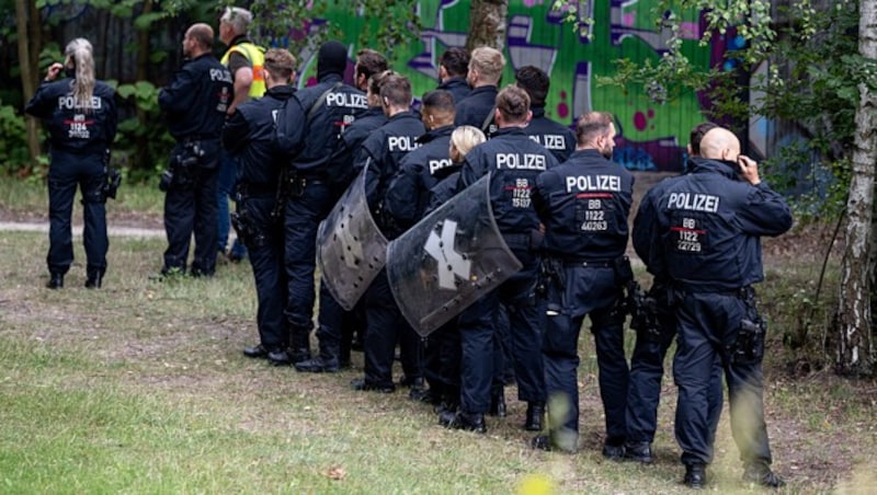 Mega-Suchaktion unter anderem im Bereich der südlichen Landesgrenze von Berlin. Die Kosten des Einsatzes dürften in die Hunderttausenden Euro gehen. „Zweifelsfrei die teuerste Safari, die es in Deutschlands Wäldern je gegeben hat“, meinte ein Gewerkschafter zur „Bild“-Zeitung. (Bild: APA/dpa/Fabian Sommer)