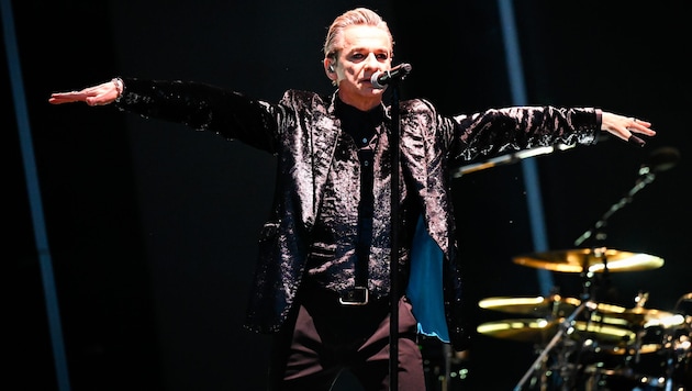 Eine Galavorstellung im Wörthersee Stadion: Dave Gahan und Depeche Mode flogen mit dem Publikum. (Bild: Andreas Graf)