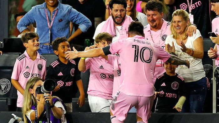 Lionel Messi herzt seine Familie.