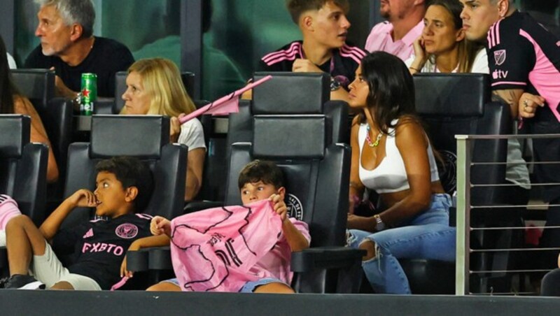 Messis Ehefrau Antonella Roccuzzo kam mit den drei gemeinsamen Kindern ins Stadion. (Bild: AP)