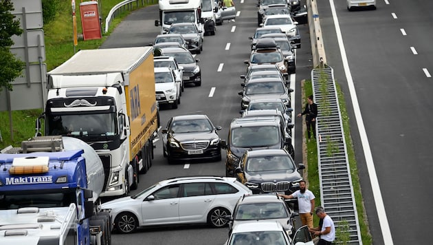 Einige Autofahrer schmeißen bereits die Nerven weg. (Bild: Hermann Sobe)