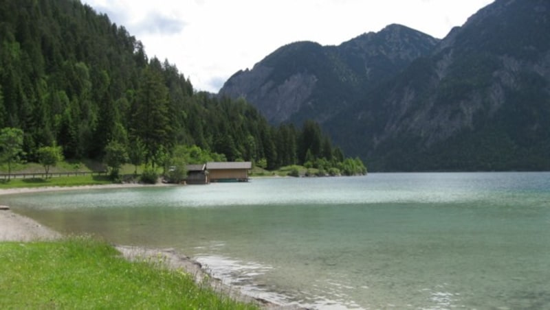 Auch am Plansee bei Reutte wird die Wasserqualität im Rahmen der EU-Badegewässerüberwachung während der Badesaison von Juni bis August fünf Mal im Jahr analysiert. (Bild: Land Tirol)