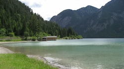 Auch am Plansee bei Reutte wird die Wasserqualität im Rahmen der EU-Badegewässerüberwachung während der Badesaison von Juni bis August fünf Mal im Jahr analysiert (Bild: Land Tirol)