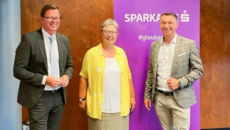 Vorstand Patrick Götz (li.) mit Klara Neurauter vom Tiroler Seniorenbund und Dietmar Gschließer, dem Beauftragten für das Social Banking. Die Sparkasse klärte die Pensionisten auf, welche Gefahren derzeit im Internet lauern. (Bild: Tiroler Sparkasse)