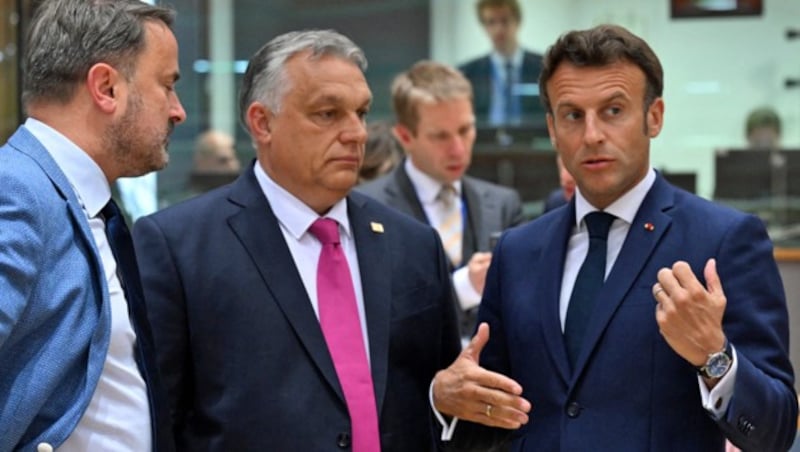 „Von Beklemmung gequält“: Orban im Kreise seiner EU-Kollegen (hier mit Frankreichs Präsident Emmanuel Macron, re., und Luxemburgs Regierungschef Xavier Bettel) (Bild: APA/AFP/EMMANUEL DUNAND)