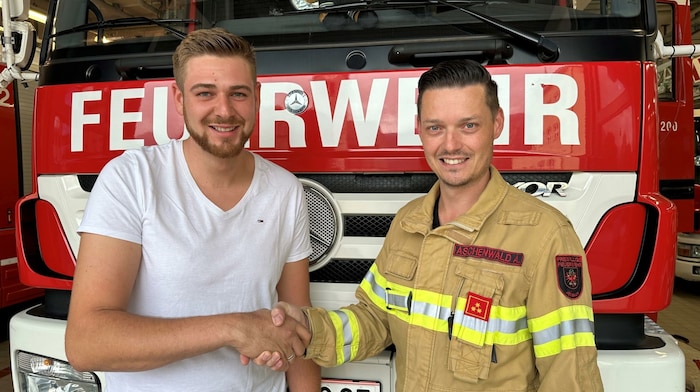 Lebensretter Florian Dokus (links) und Kommandant Alexander Aschenwald am Tag nach dem Einsatz.