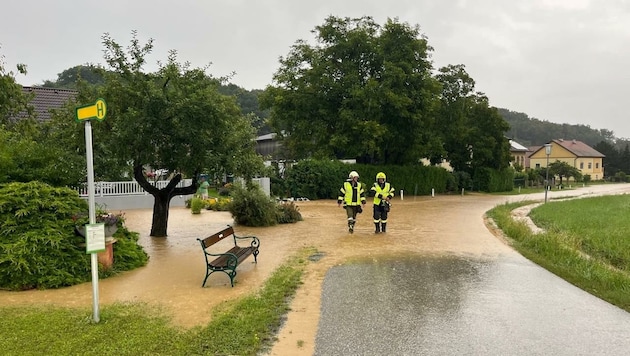 Überflutete Straßen und überschwemmte Plätze ziehen sich bei heftigen Unwettern durch den Ort. Mit aller Kraft versucht die Feuerwehr, die Häuser vor dem Wasser zu schützen. (Bild: Schulter Christian)