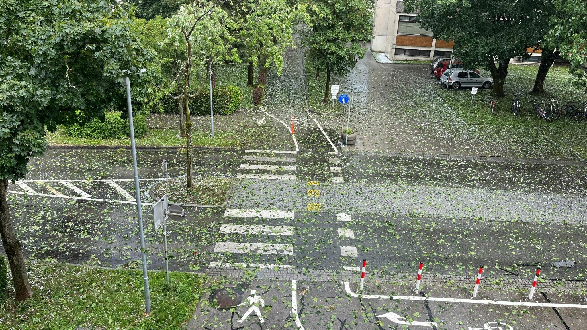 Die Mozartstraße in Klagenfurt: Dass es hier gewittert hat, ist klar zu erkennen.