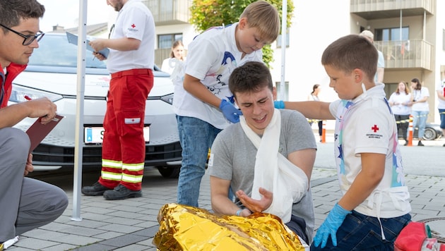 Einen offenen Knochenbruch und Blutungen am Knie mussten Jakob, Leon und Florian beim Erste-Hilfe- Bewerb versorgen. Das meisterten sie souverän, konzentriert und mit viel Freude. (Bild: Berger Susi)