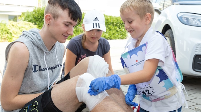 Die Versorgung von Blutungen am Knie waren auch Teil der Übungen für die Kleinen