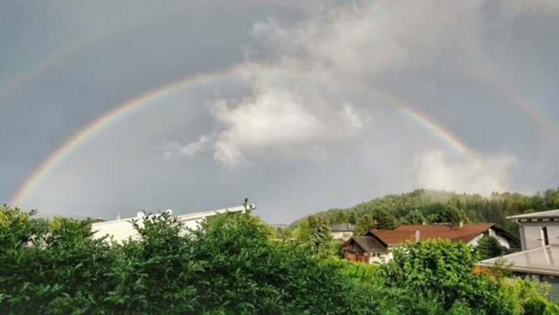 Die sieben Farben des Regenbogens, in dem Fall der beiden Bögen, sind auch für Erwachsene jedesmal aufs Neue ein freudiges Erlebnis. (Bild: Adam Lettner)