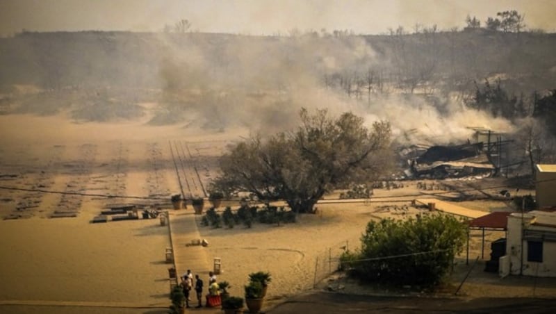 Auch auf der Ferieninsel Rhodos brennt es wegen Hitze und Trockenheit. Starker Wind sowie eine erwartete neue Hitzewelle könnten die Lage weiter verschärfen. (Bild: APA/AFP/EUROKINISSI)