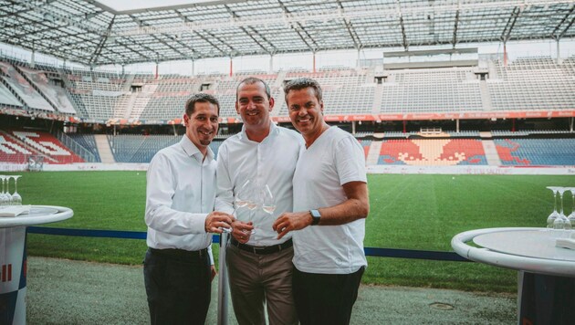 Zechmeister, Oschep und Tunkel (v. li.) stießen auf ihre erfolgreiche Arbeit beim RB Salzburg freudig an. (Bild: 2023 FC Red Bull Salzburg)