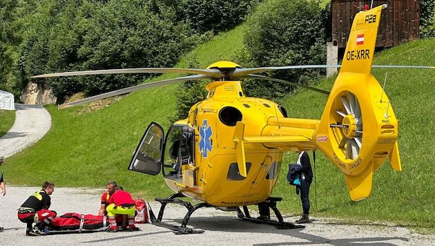Der 11-Jährige wurde in die Innsbrucker Klinik geflogen. (Bild: zoom.tirol)
