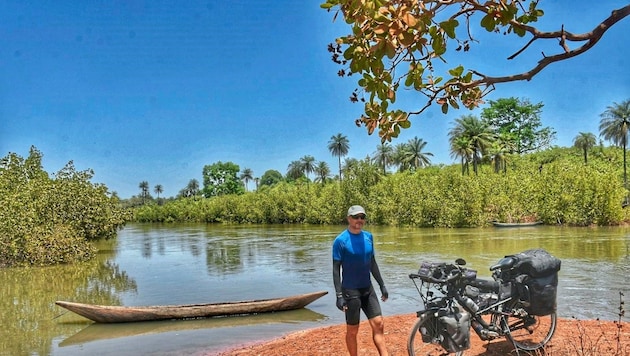 Auf dem Weg nach Guinea in Westafrika wagte Schmidt eine Flussüberquerung. (Bild: Edwin Schmidt)