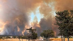 Auf Rhodos wüten riesige Waldbrände. (Bild: zVg)