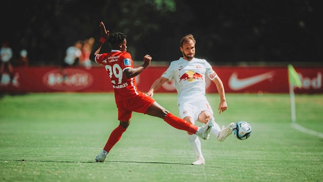 Andreas Ulmer (re.) feierte mit „seinen“ Salzburgern einen furiosen Start in die Cup-Saison. (Bild: 2023 FC Red Bull Salzburg)