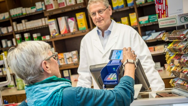 Die Debitkarte oder das Smartphone nur noch zum Bezahl-Terminal hinhalten, wird zum Begleichen der Rechnung immer beliebter. (Bild: PSA/www.ehnpictures.com)