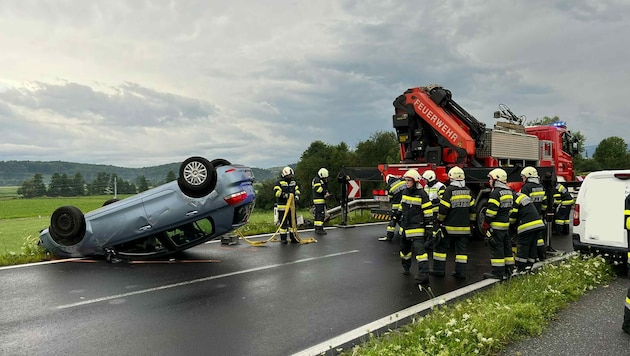 Das Auto der 24-Jährigen überschlug sich (Bild: Freiwillige Feuerwehr Markt Groß St. Florian)