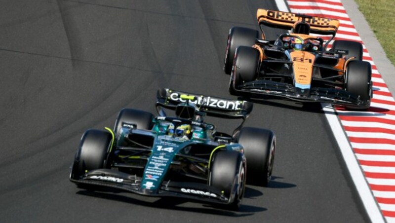 Fernando Alonso (li.) und Oscar Piastri (Bild: APA/AFP/Ferenc ISZA)