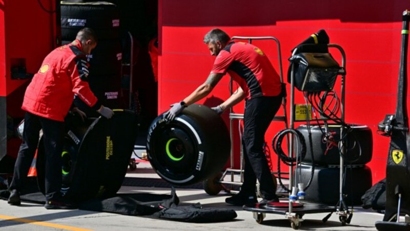 Die Teams müssen sich auf die neue Reifenmischung von Pirelli einstellen. (Bild: APA/AFP/POOL/MARTON MONUS)