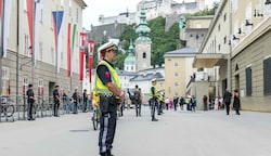 Die Polizeipräsenz ist heuer hoch. Doch die Aktion im Festspielhaus ließ sich nicht verhindern. (Bild: www.photopress.at)