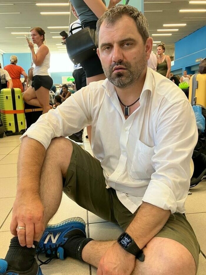 Reinhard Fink völlig erschöpft am Flughafen in Rhodos