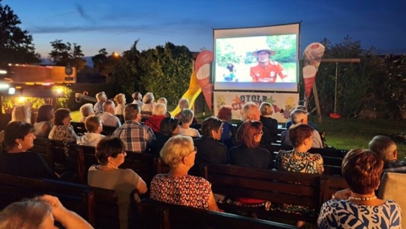 Während drei fleißig radelten, konnten die anderen gemütlich Film schauen. (Bild: Bgld Herzverband)