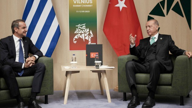 In der Psychologie der bilateralen Beziehungen zwischen Griechenland und der Türkei habe sich viel verändert. Das stellte Premierminister Kyriakos Mitsotakis am 12. Juli nach einem Treffen mit dem türkischen Präsidenten Recep Tayyip Erdogan im Rahmen eines NATO-Gipfeltreffens im litauischen Vilnius fest. (Bild: AP)