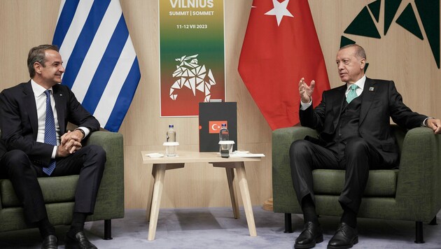 In der Psychologie der bilateralen Beziehungen zwischen Griechenland und der Türkei habe sich viel verändert. Das stellte Premierminister Kyriakos Mitsotakis am 12. Juli nach einem Treffen mit dem türkischen Präsidenten Recep Tayyip Erdogan im Rahmen eines NATO-Gipfeltreffens im litauischen Vilnius fest. (Bild: AP)