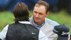 Sepp Straka umarmte nach seiner Finalrunde Tommy Fleetwood. Beim Ryder Cup in Rom werden sie sich wohl wieder sehen. (Bild: REUTERS)