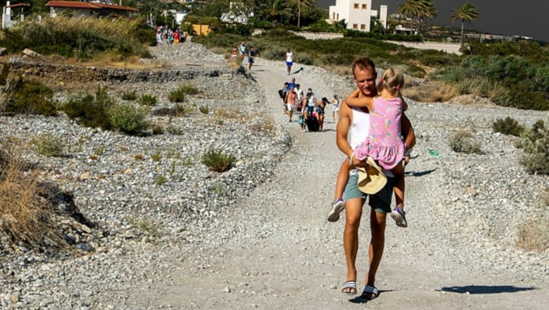 20.000 Menschen mussten allein auf Rhodos in Sicherheit gebracht werden. (Bild: AP)