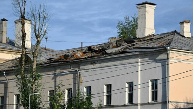 Das beschädigte Dach eines Hauses nach dem Drohnenangriff, das sich laut Social-Media-Berichten in der Nähe des Verteidigungsministeiums befinden soll. (Bild: APA/AFP/Alexander NEMENOV)