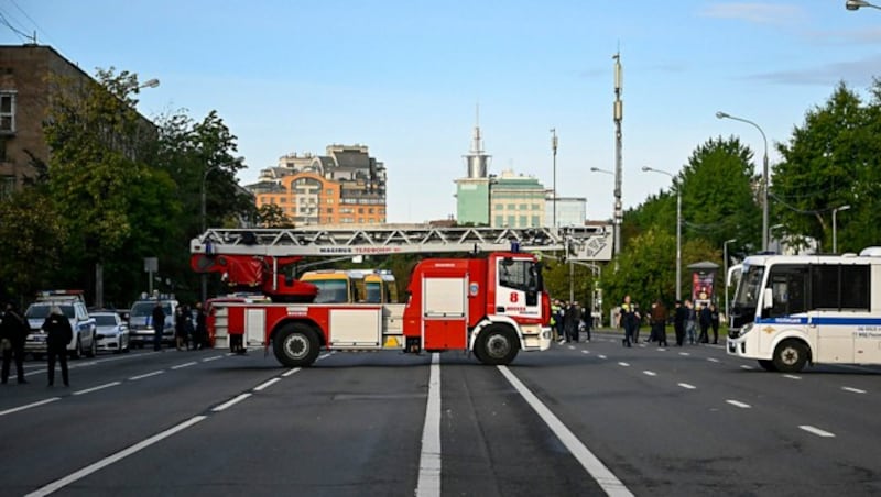 Einsatzkräfte der Feuerwehr und der Polizei am Angriffsort (Bild: APA/AFP/Alexander NEMENOV)