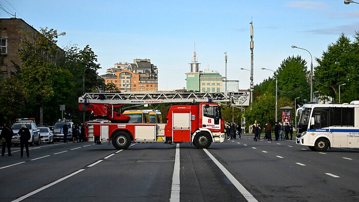 Einsatzkräfte der Feuerwehr und der Polizei am Angriffsort