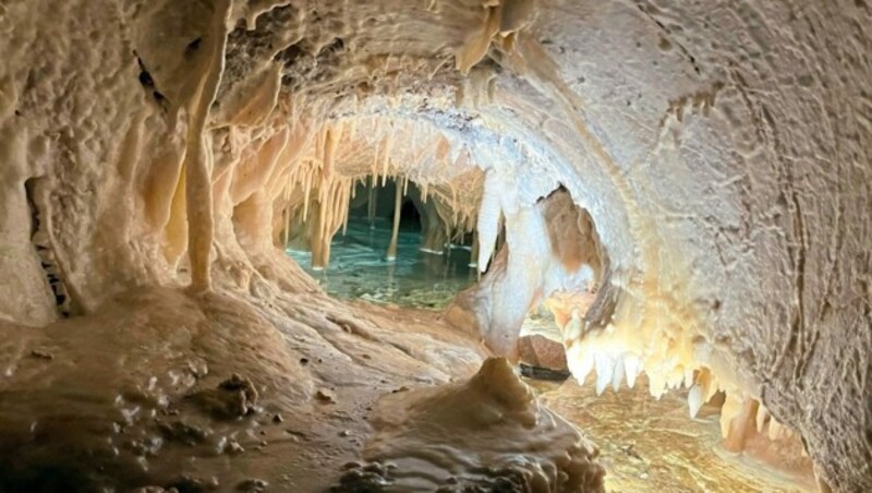 Der Sintersee in der kleinen Grotte (Bild: Tobias Jenic)