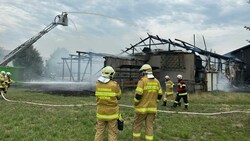 Feuerwehrleute im Löscheinsatz (Bild: Markus Tschepp)