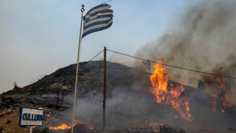 Auch wenn die Flammen gelöscht sind, es bleibt Zerstörung. (Bild: AP)