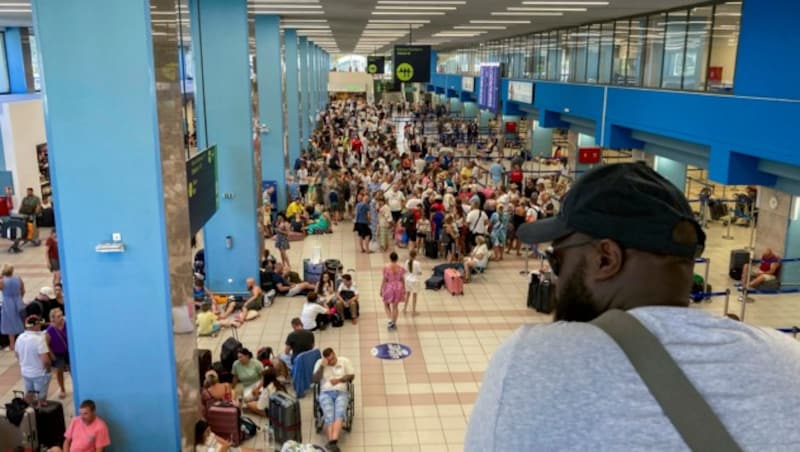 Der Flughafen ist überfüllt mit Menschen, die zurück nach Hause wollen. (Bild: AFP or licensors)