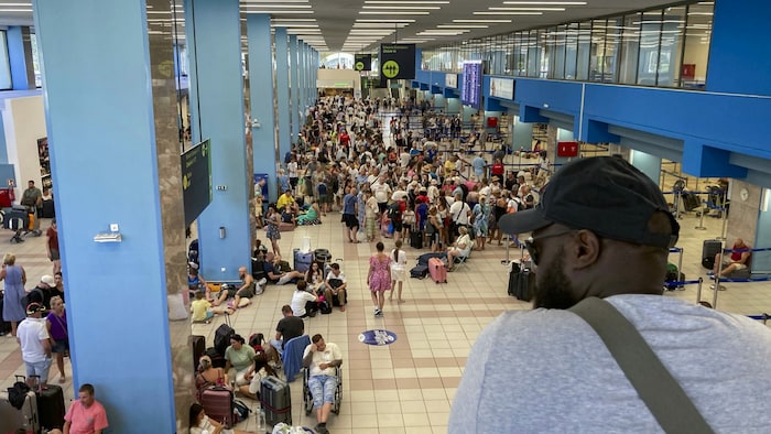 Der Flughafen ist überfüllt mit Menschen, die zurück nach Hause wollen.