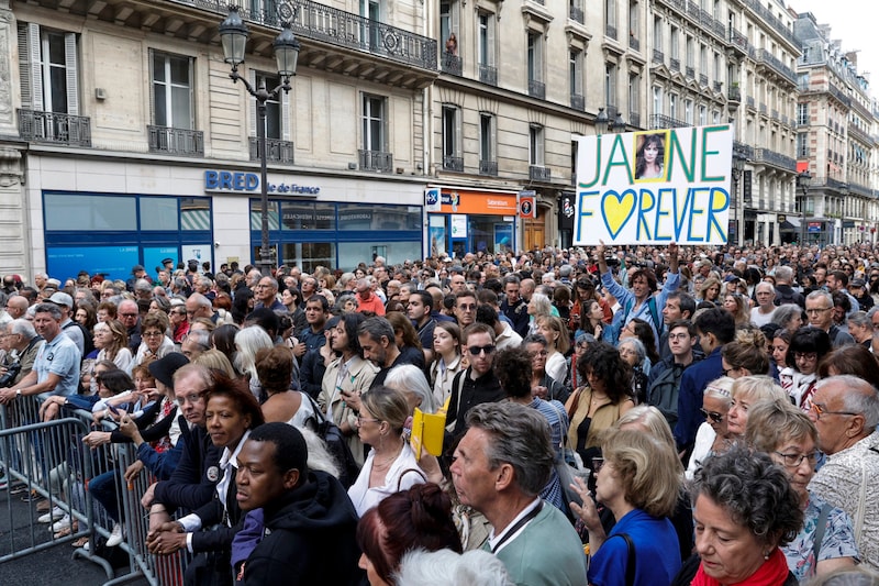 Die Straßen waren voller Fans, auf einem ihrer Schilder stand: „Jane für immer“. (Bild: APA/AFP/Geoffroy VAN DER HASSELT)