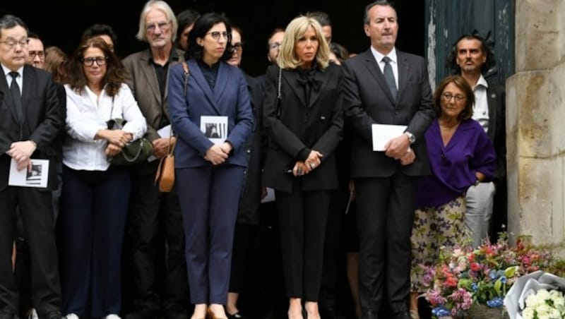 Sogar die französische First Lady, Brigitte Macron, zollte der Legende Tribut. (Bild: JULIEN DE ROSA / AFP / picturedesk.com)