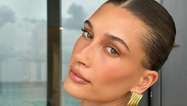 Hailey Bieber pinselt sich den angesagtesten Sommer-Teint 2023 auf. (Bild: www.instagram.com/haileybieber)
