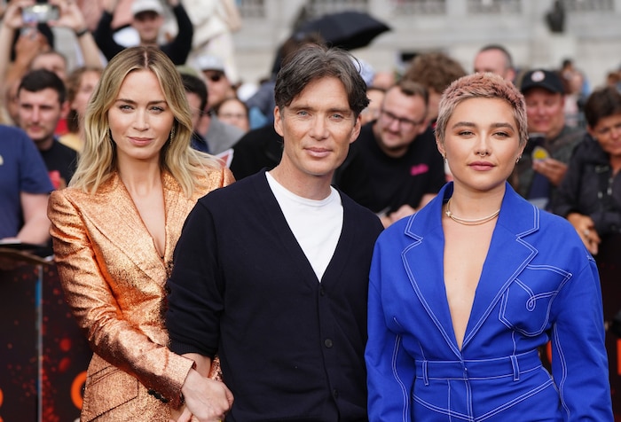 Der Hahn im Korb: Links klammert sich Film-Frau Emily Blunt an ihn, rechts steht im knallblauen Overall seine Film-Geliebte neben ihm, Florence Pugh.