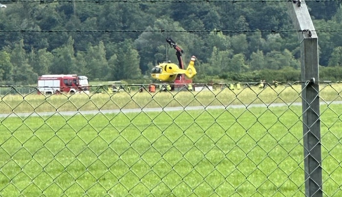 Der C1 baumelt am Kran, die Rotorblätter sind demontiert.